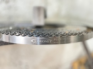 Ferăstrău cu bandă din lemn Koronet Ferăstrău cu bandă din lemn Koronet